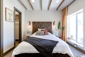 3 bedrooms, iron/ironing board, WiFi, bed sheets - Unique Denver Designer Home 3 Bed/ 3 Bath (Denver)