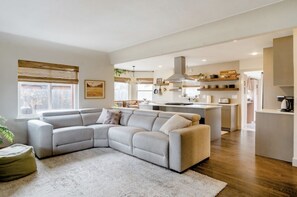 TV - Unique Denver Designer Home 4 Bed/ 4 bath (Denver)