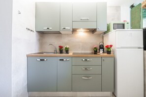 Réfrigérateur, micro-ondes, plaque de cuisson, cafetière/bouilloire