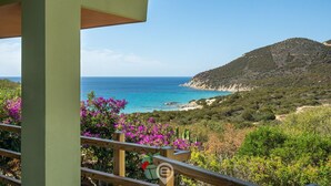 A balcony with a view of the sea and a hillside. - Villa Matilde Dream Oasis (Villasimius)