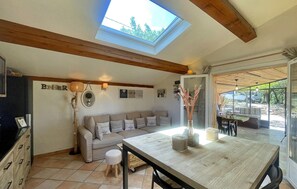 TV, fireplace - Stunning home in Carcès (Carcès)
