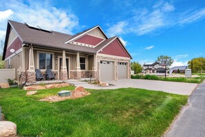 Exterior - Lakestone Cottage - Pool & Hot Tub Access (Garden City)