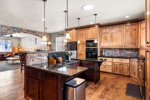 Fridge, microwave, oven, stovetop - Lakestone Cottage - Pool & Hot Tub Access (Garden City)