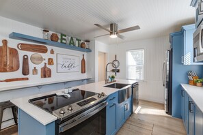 Frigorífico, microondas, horno y placa de cocina