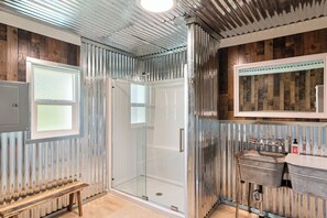 Shower, towels - Fishhook Ranch | Indoor Pickleball | RV Hookups (Laketown)