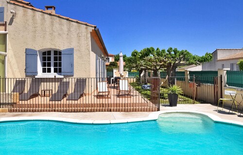 Beautiful home in Rognonas with WiFi