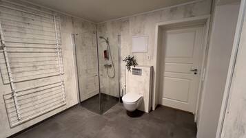 Studio | Bad | Dusj, hårføner og håndklær