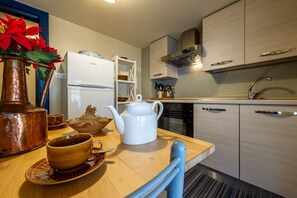 Fridge, oven, stovetop, cookware/dishes/utensils