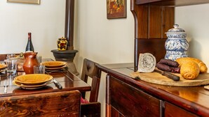 Una mesa de madera con platos, una jarra y una jarra de cerámica.
