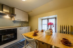 Refrigerador, horno, placa de cocina, utensilios de cocina