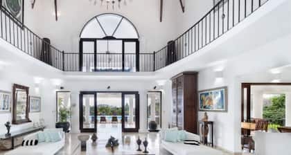 Amazing views, immense pool 60x20 ft 16+ guests 6BR Luxury Villa 9 Baths 9 Beds