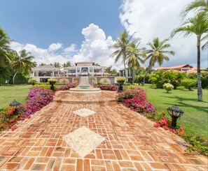 Property grounds - Amazing views, immense pool 60x20 ft 16+ guests 6BR Luxury Villa 9 Baths 9 Beds (La Romana)