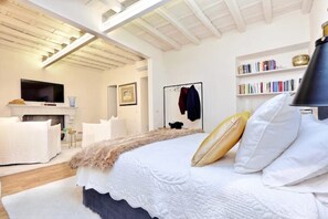 2 slaapkamers, een strijkplank/strijkijzer, reisbedje, gratis wifi