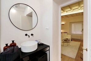 Shower, hair dryer, bidet, towels - Luxury & Charm between Pantheon and Spanish Steps (Roma)