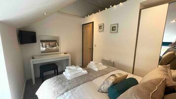 2 bedrooms, iron/ironing board, free WiFi, bed sheets
