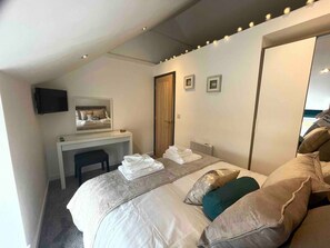 Iron/ironing board, free WiFi, bed sheets - Roselea Cottage (Malltraeth)