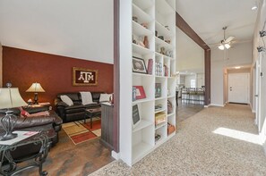 スマートテレビ、暖炉、テーブルサッカー台、書庫