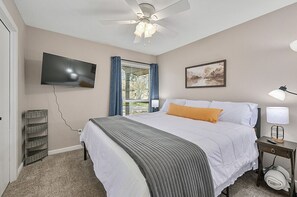 4 bedrooms, desk, iron/ironing board, free WiFi - Aggie Fan Cave - Minutes to Kyle Field+BigBackyard (College Station)