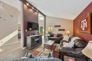 スマートテレビ、暖炉、テーブルサッカー台、書庫