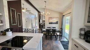 冷蔵庫、電子レンジ、オーブン、コンロ