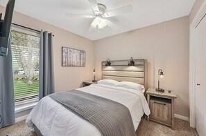 4 slaapkamers, een bureau, een strijkplank/strijkijzer, gratis wifi