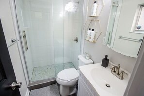 Shower, hair dryer, towels, shampoo - Neil B5 · Neil Nirvana, Steps 2 OSU Wexner (Columbus)