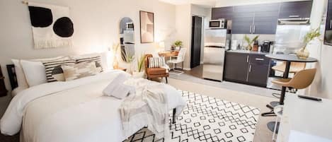 Bureau, fer et planche à repasser, Wi-Fi gratuit, draps fournis