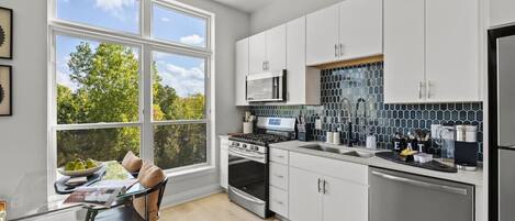 Frigorifero, forno, piano cottura, lavastoviglie