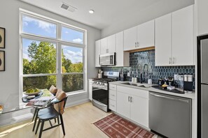 ثلاجة، فرن، موقد طهي مسطح، غسالة أطباق