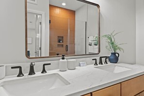 Shower, hair dryer, towels - The Kinloch Follart in Dublin (Dublin)