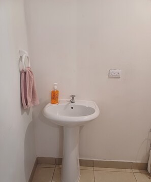タオル、石鹸、シャンプー、トイレットペーパー