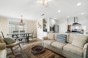 公寓式客房, 多张床 (Grand Caribbean East 417) | 起居区 | 电视