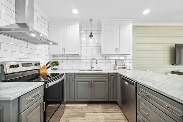 Condo, várias camas (Grand Caribbean East 417) | Cozinha privada | Fogão, torradeira, toalhas de papel