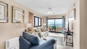 Apartment, Berbilang Katil (Sundunes 111) | Ruang tamu | TV