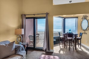 Apartament, diversos llits (Palm Beach Club 3-235) | Sala d'estar | Televisor de pantalla plana