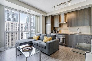 Interior - Rare 3BR 2BA Downtown Toronto Condo | High Floor | Lake View (Toronto)