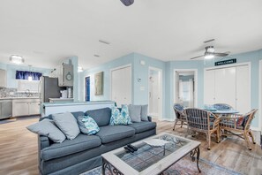 ハウス ベッド (複数台) (The Pal House) | リビング エリア | テレビ