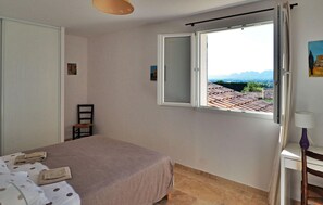 4 bedrooms, travel cot, free WiFi, bed sheets