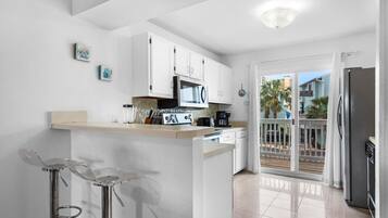 Kondominium, Beberapa Tempat Tidur (Sandcastle 20 -Navarre a Dull Moment) | Dapur pribadi | Oven, pemanggang roti, dan tisu