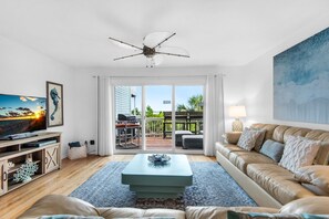 Apartment, Mehrere Betten (Sandcastle 20 -Navarre a Dull Moment) | Wohnbereich | Fernseher