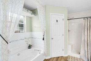 House, Multiple Beds (Village Oasis) | Bathroom | Free toiletries - Village Oasis (Gulf Breeze)