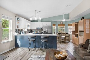 Rumah, Beberapa Tempat Tidur (Village Oasis) | Dapur pribadi | Oven dan pemanggang roti