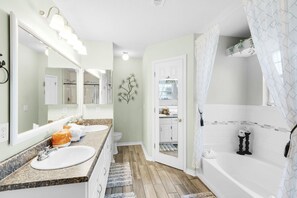 Ferienhaus, Mehrere Betten (Village Oasis) | Badezimmer | Kostenlose Toilettenartikel