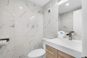 Condo, 1 cama King size y sofá cama (Santa Rosa Dunes 425) | Baño | Amenidades de baño gratuitas, jabón, papel de baño 