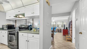 Condo, Plusieurs lits (Sugar Beach F-26) | Cuisine privée | Un four, grille-pain, essuie-tout