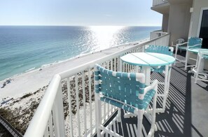 A balcony with a view of the beach and ocean. - Summerwind Center 1301 (Navarre)