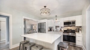 Cafetière/bouilloire, réfrigérateur, micro-ondes, four