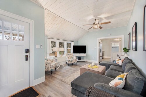 Charming 3-bedroom, 2 bath house, WiFi, AC in marvelous Lakeside area Muskegon