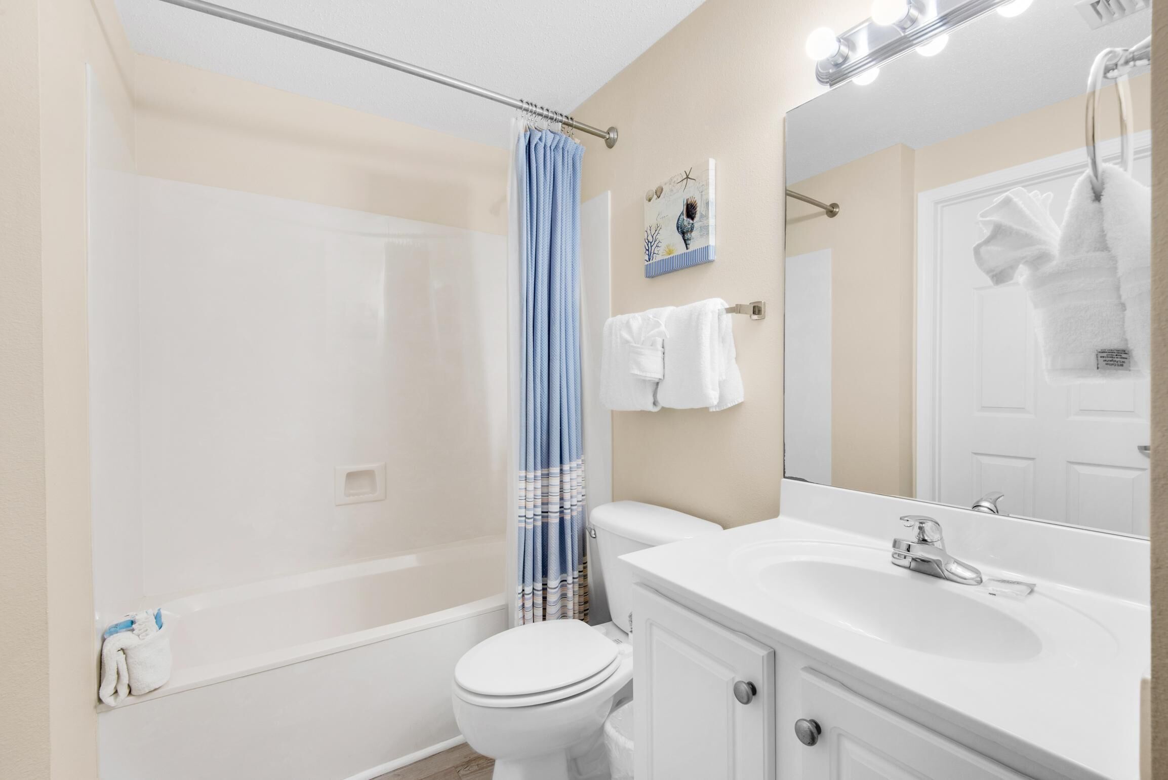 Un baño con bañera, inodoro y lavabo.