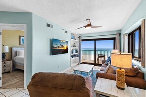 Condo, varias camas (Sundunes 134) | Área de sala de estar | Televisión 